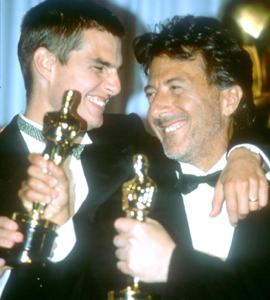 1989: Tom Cruise & Dustin Hoffman freuen sich über einen Oscar für