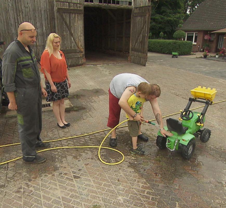 Dann ist Michaels Neffe Leon dran: Erst wird der Kinder-Trecker sauber gemacht...