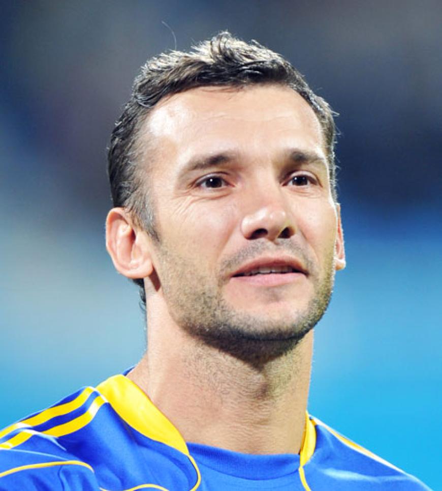 Ein echter Kerl mit Teddyaugen. Das lieben wir Frauen Andrei Shevchenko aus dem Gastgeberland Ukraine