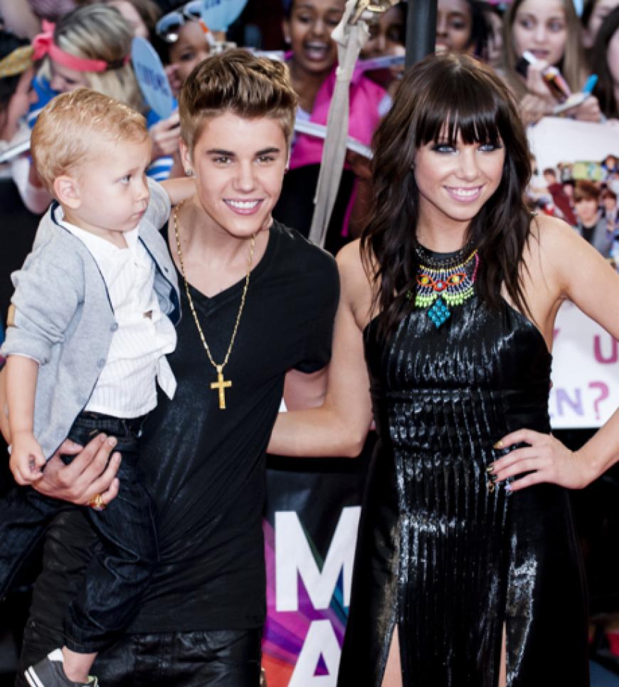 Justin Bieber schultert seinen Halbbruder Jaxon- neben ihm Carly Rae Jepsen