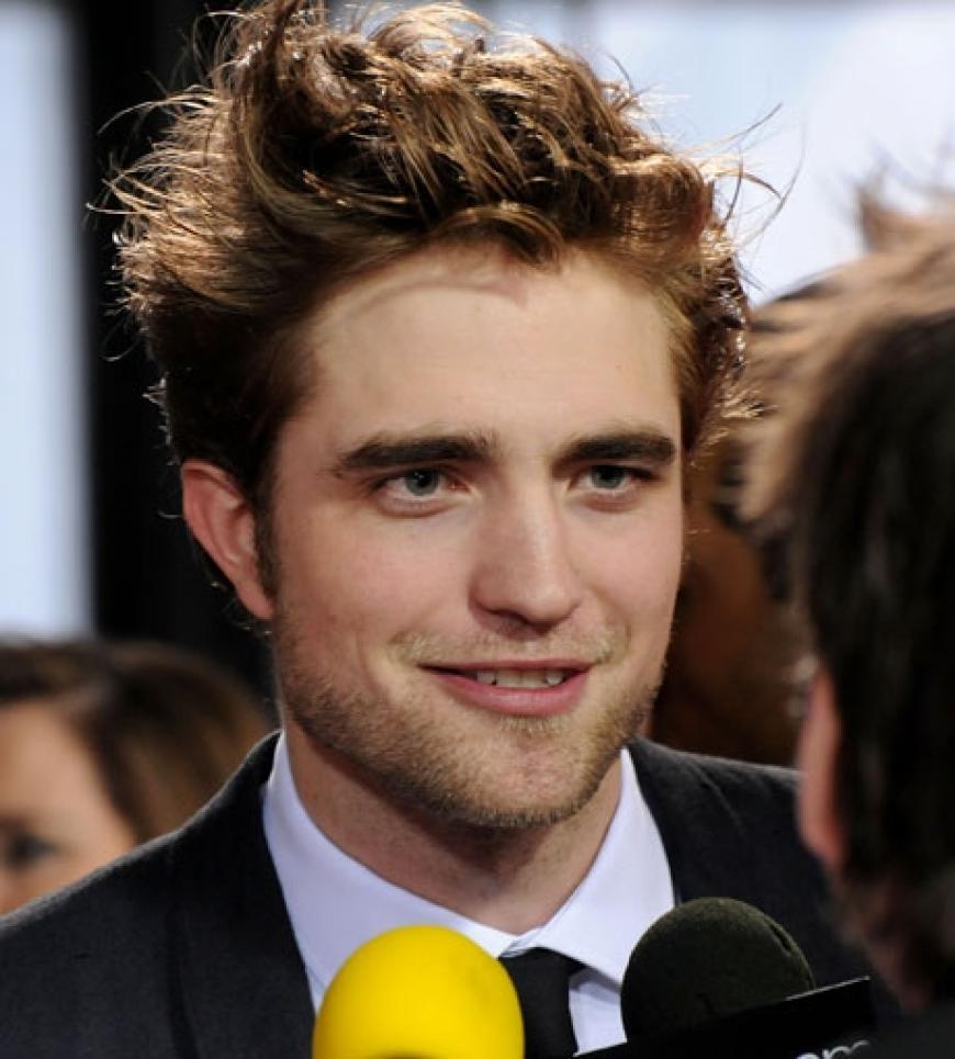 Japan, Frankreich, England, Spanien und auch Deutschland waren in den letzten zwei Wochen ihre Stationen. Doch vom Jetlag keine Spur: Robert Pattinson gibt immernoch wartenden Journalisten Interviews. Nur Privatfragen sind absolut tabu