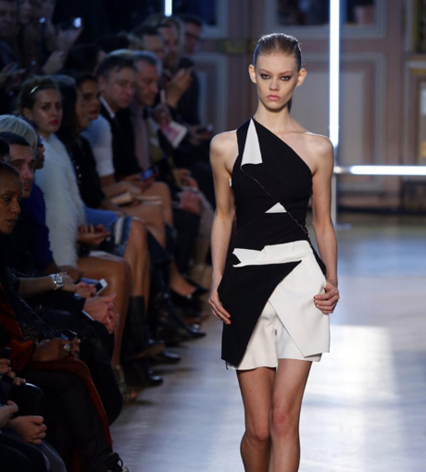 Designer Roland Mouret zeigte elegante Entwürfe in schwarz-weiß, die in Paris für viel Applaus sorgten.
