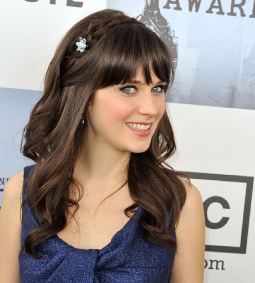 Zooey Deschanel trägt statt des Reifs einen Haarkranz
