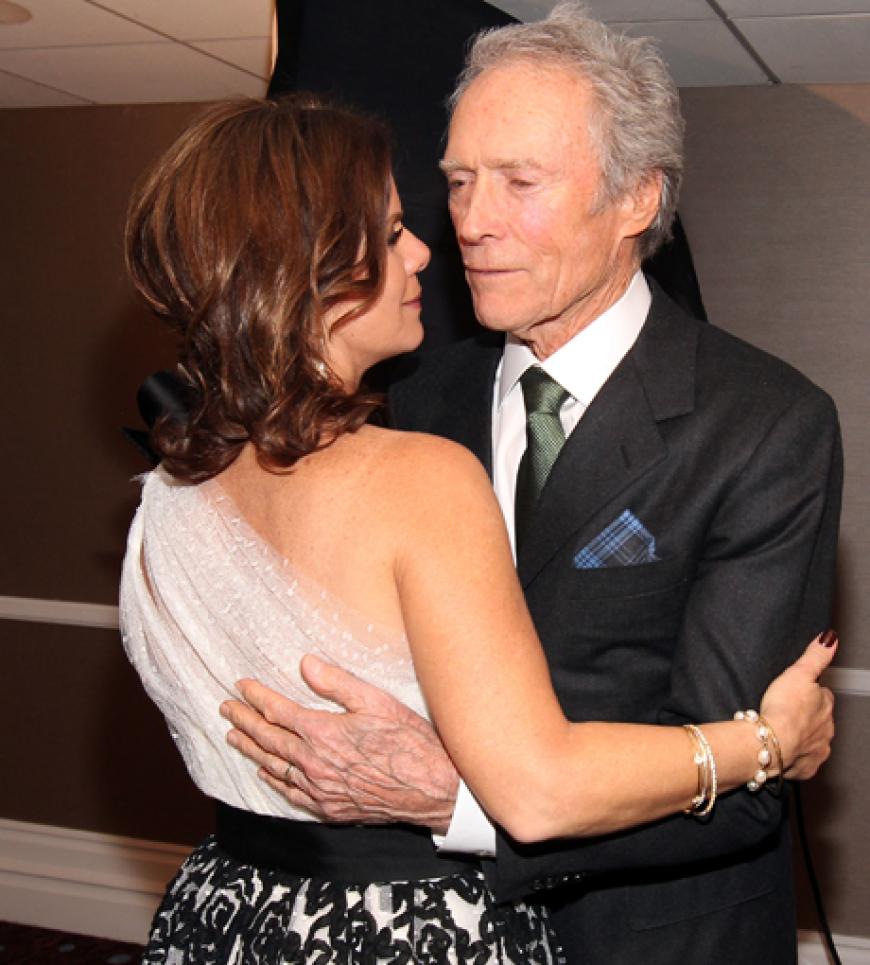 Marcia Gay Harden umarmte Clint Eastwood zur Begrüßung