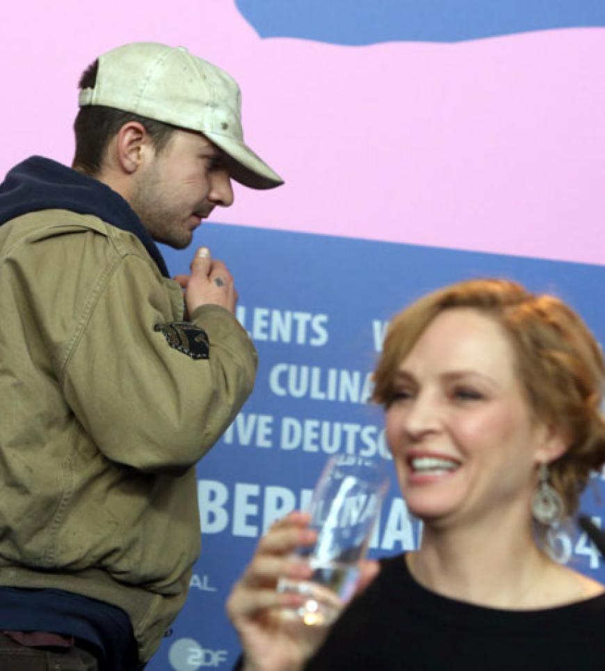 Nicht nur, dass er aussah wie ein Penner - er verließ einfach die Konferenz. Seine Kollegin Uma Thurman konnte nur noch peinlich berührt schmunzeln. Auch eine Art der PR ....