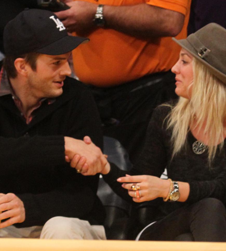Auch Ashton Kutcher ist ein riesiger Basketball-Fan. Nun wurde er beim Spiel der LA Lakers gesehen, wo er Bekanntschaft mit