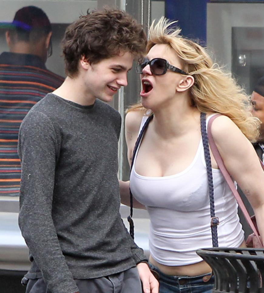 Mit wem schimpft Courtney Love denn da? Die Skandalnudel und Witwe von Kurt Cobain wurde am 7. Mai 2013 von Paparazzi mit einem unbekannten Teenager erwischt