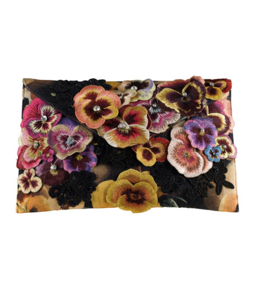 Blumengrüße! Clutch mit aufgesetzten Stiefmütterchen von Accessorize, ca. 45 Euro