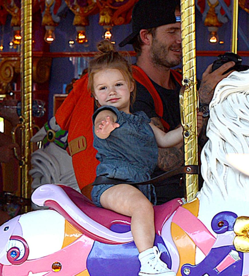 Harper Seven Beckham ist so groß geworden! Und ein bisschen moppelig - da will sich jemand wohl nicht an Mutti Victorias Diät halten ;) David knipst fleißig Fotos für das Familienalbum