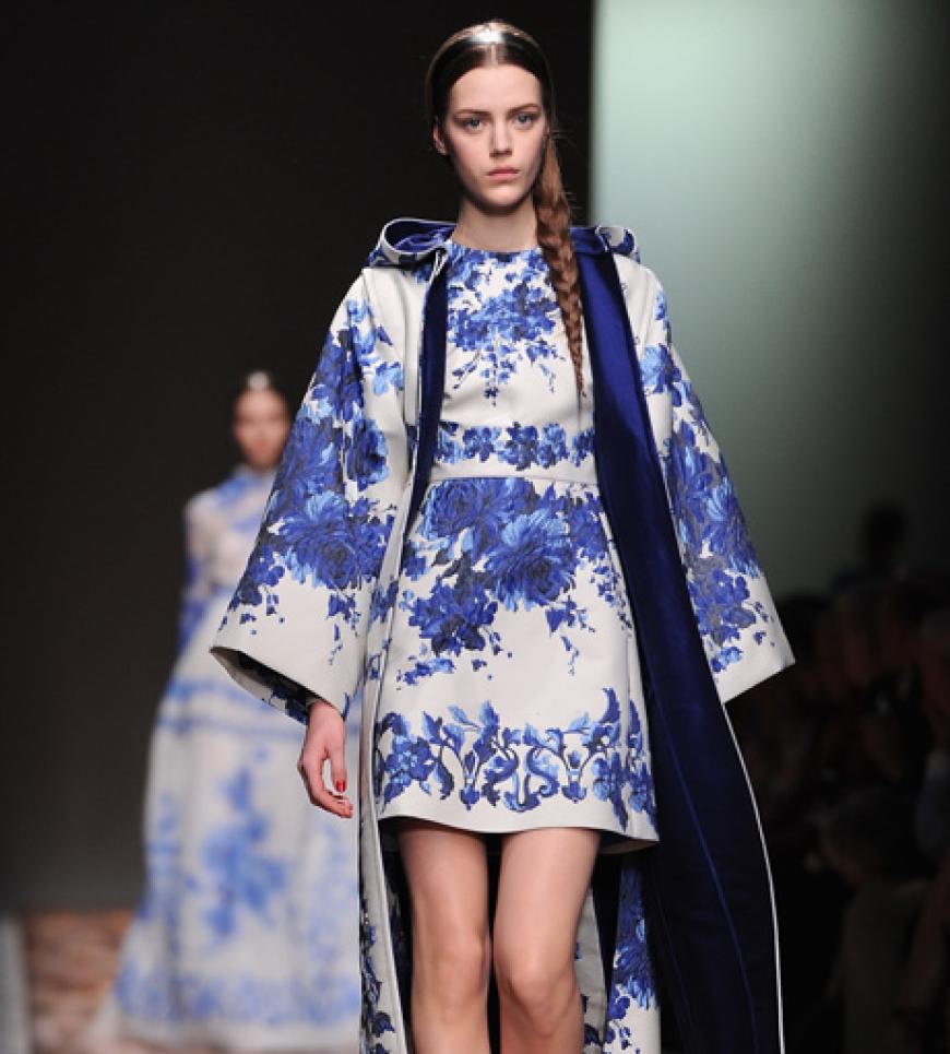 Bei Valentino leuchten royalblaue Prints auf weißen Kleidern.