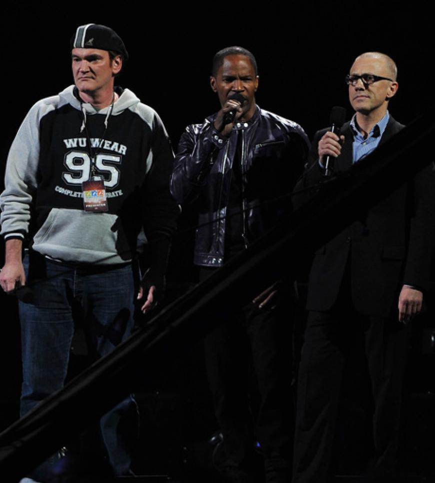 Regisseur Quentin Tarantino, Jamie Foxx und Christoph Waltz kamen auf die Bühne, um die Zuschauer zum Spenden zu animieren