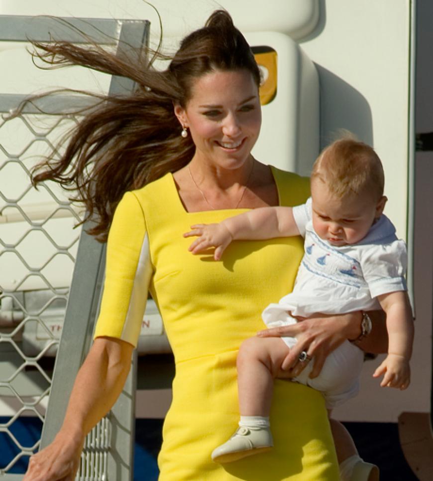 Der drollige Prinz ist zur Zeit (Mitte April 2014) auf seiner ersten großen Dienstreise durch Neuseeland und Australien und stiehlt Mama Kate und Papa William die Show! Hier landet er in Sydney