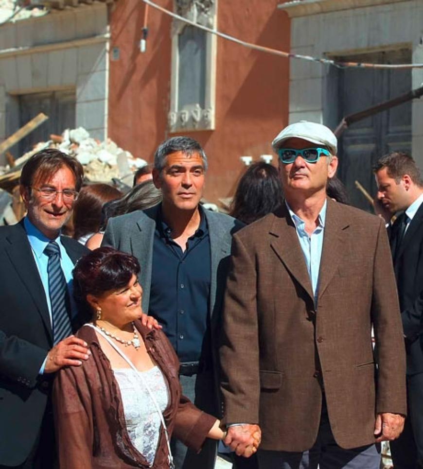 Hilfe für die zerstörte Erdbebenstadt L´´Aquila: George Clooney, Bill Murray werden von Bürgermeisterin Stefania Pezzopane und Politiker Massimo Cialente durch die verwüstete Stadt geführt