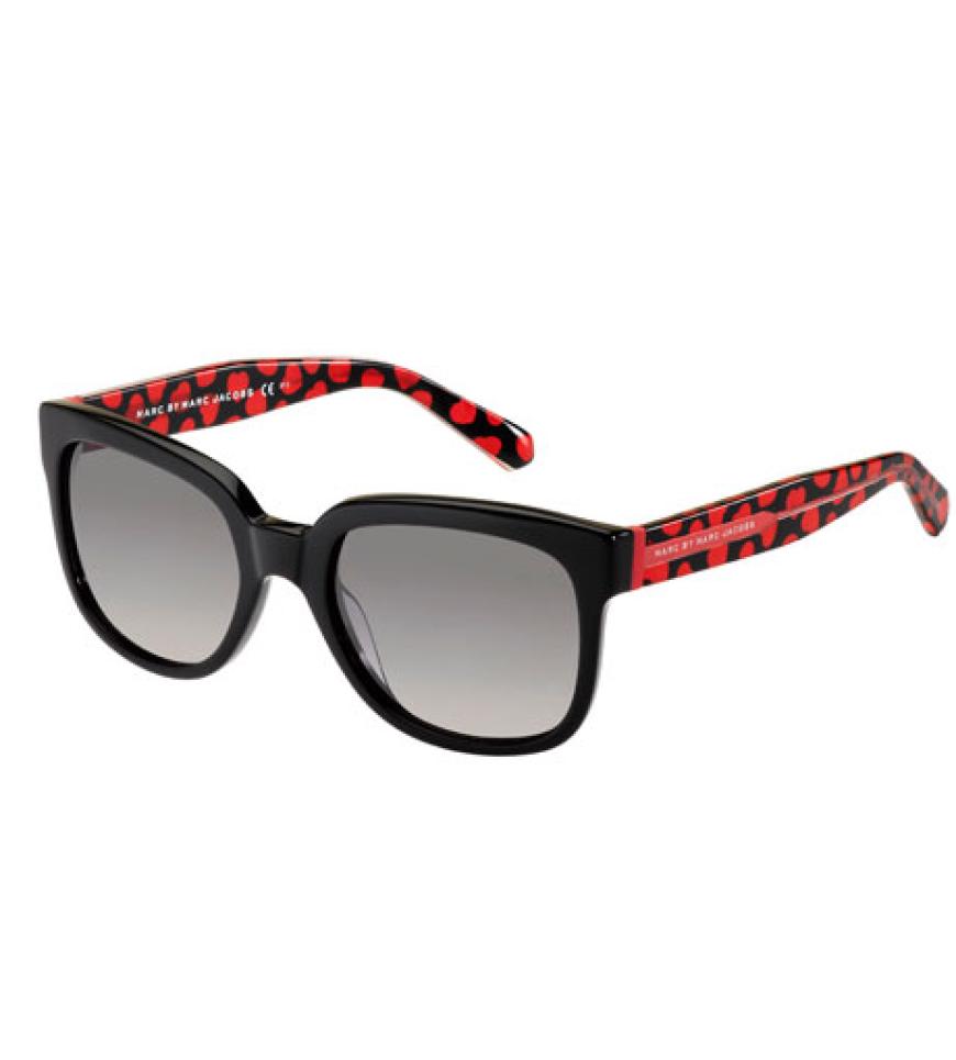 Nur an Valentistag sehen wir durch die rosa-rote Brille, den Rest des Jahres am liebsten durch dieses stylische Expemplar! Herzige Sonnenbrille von Marc by Marc Jacobs im Special-Design, ca. 140 Euro