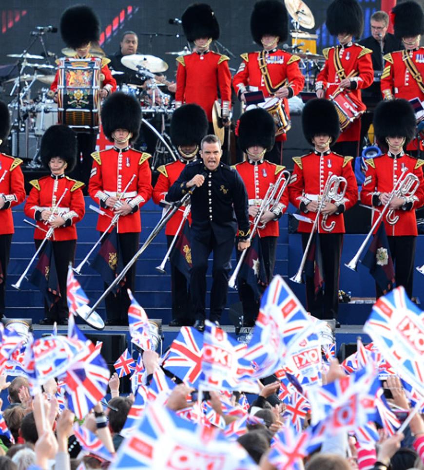 Er eröffnete das Konzert mit einer spektakulären Show: Robbie Williams