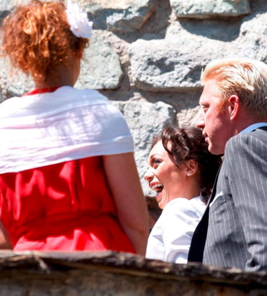 Dresscode der Hochzeit: Damen tragen Rot, die Herren tragen Smoking