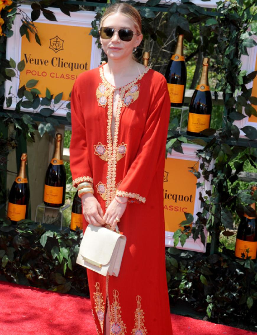 Gab's das nicht kleiner?! Sack-Alarm! Die zierliche Ashley Olsen in einem orien´talischen Kaftan. Bitte beim nächsten Mal die Taille betonen das lässt größer wirken!