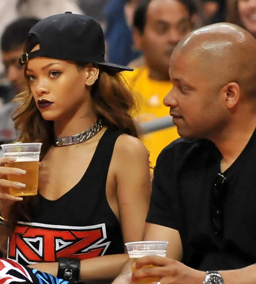 ... volle Konzentration und ein Bier. Dabei lässt der junge Herr neben RiRi nicht die Augen von ihr. Ist das etwa ein heißer Flirt?