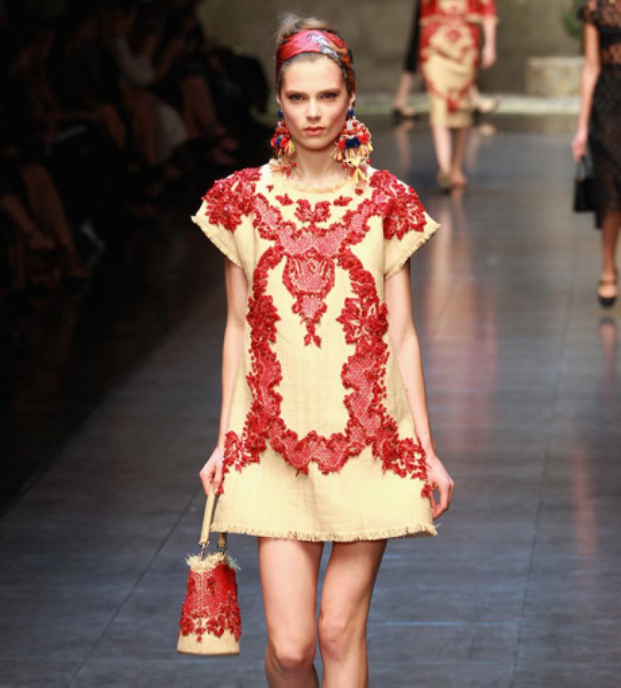 Auch auf den Laufstegen begeisterte Farbe. Die Ornamente auf dem Dolce & Gabbana Kleid sind ein toller Eye-Catcher.