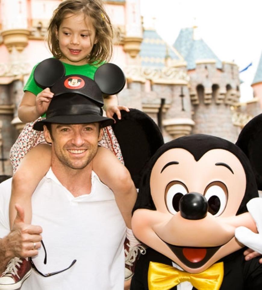Im Disneyland wird selbst ein Superstar wie Hugh Jackman wieder zum Kind
