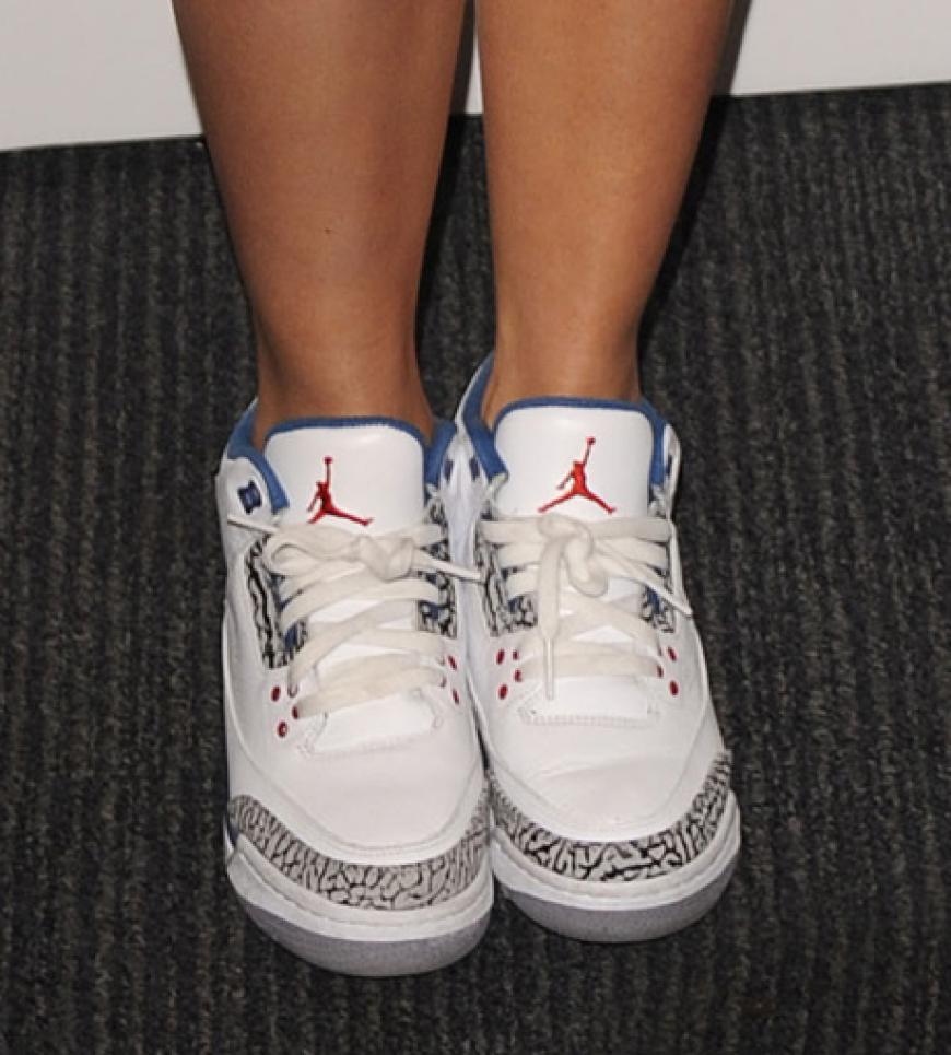 Oben Pfui und unten auch: Die Sängerin kombinierte ihr Print-Kleid mit Sneakers!