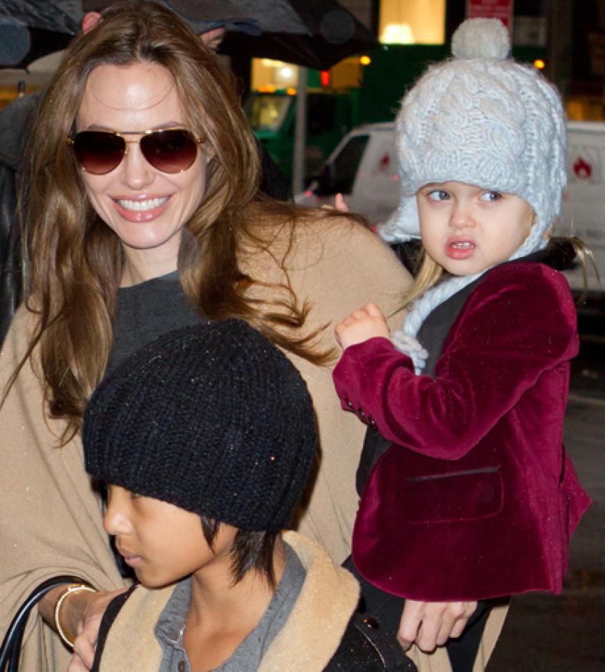 New York: Angelina Jolie ist mit ihren sechs Kids und Brad Pitt auf dem Weg ins legendäre FAO Schwarz, einem riesigen Spielzeugwarenladen