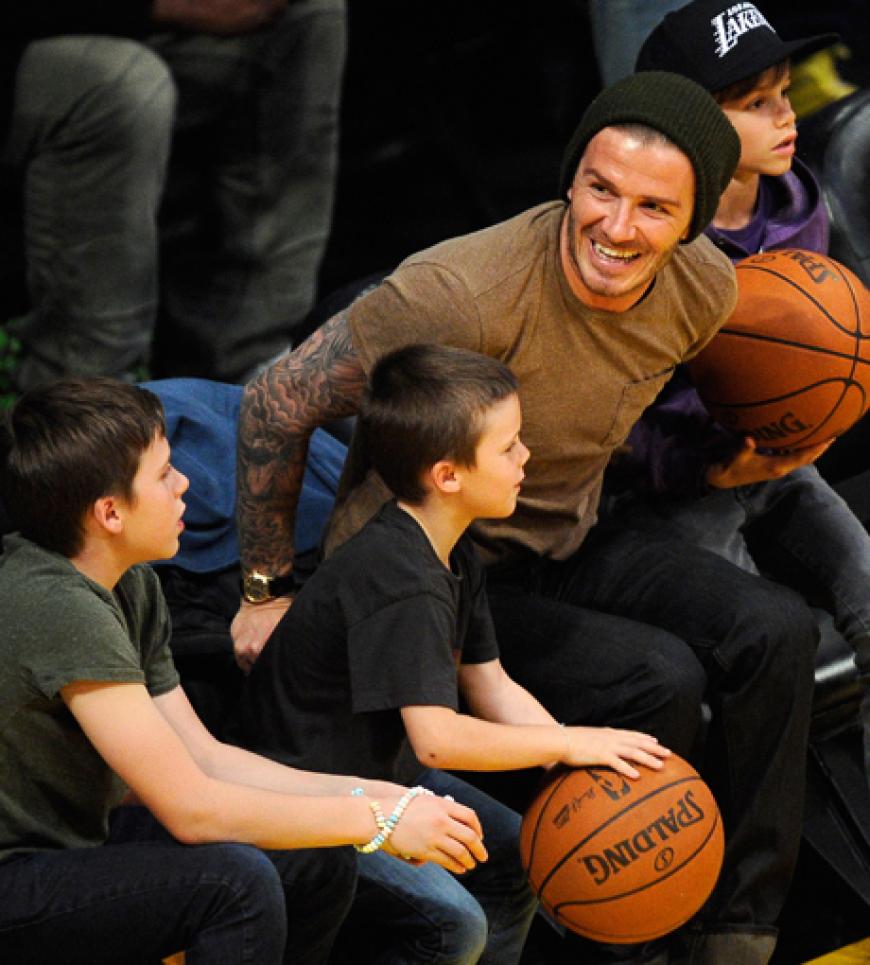 Die Beckhams auf Tour. Wenn Papa David seine drei Jungs mit zum Basketball nimmt, gibt es einiges zu sehen