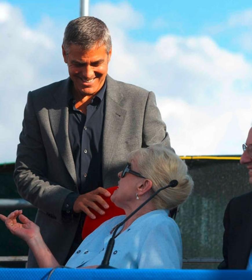 Herzlich: George Clooney begrüßt die nordirische Friedensnobelpreisträgerin Betty Williams