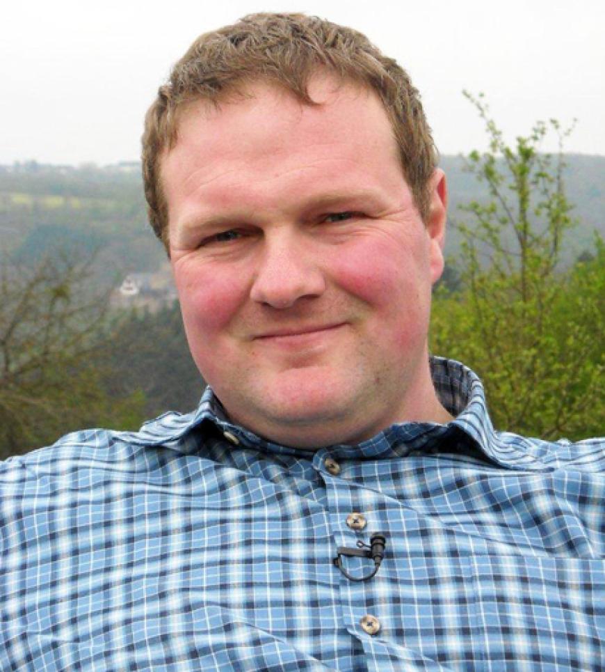 Martin der treue Milchbauer
Alter: 32
Sternzeichen: Schütze
Region: Rheinland-Pfalz, Untermosel
Martin lebt mit seiner Familie auf einem idyllisch gelegenen Aussiedlerhof. Martin geht voll in seiner Arbeit auf, viel Zeit für die Partnersuche blieb bisher nicht.