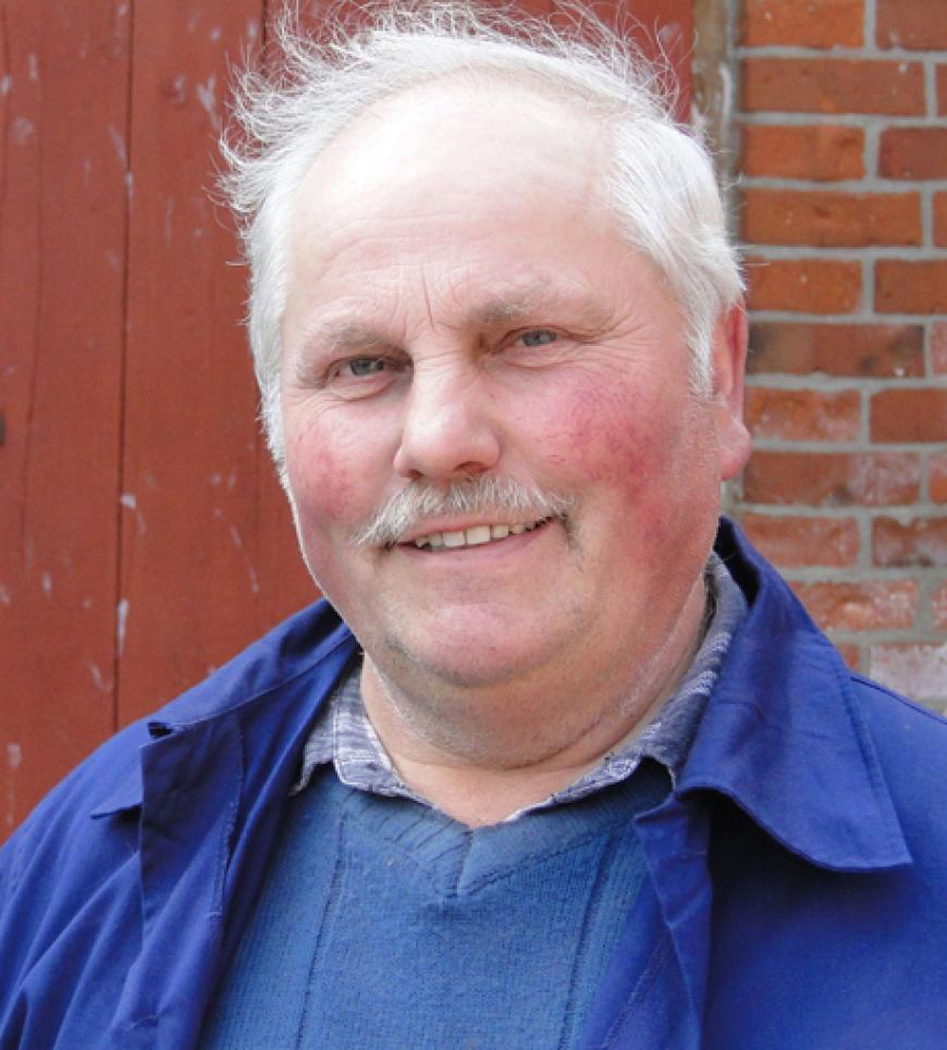 Dieter der einsame Wendländer
Alter: 60
Dieter lebt ganz allein auf seinem Hof im idyllischen Wendland. Seit dem Tod seiner Mutter vor acht Jahren muss er seine Arbeit und sein Leben ohne Unterstützung meistern.