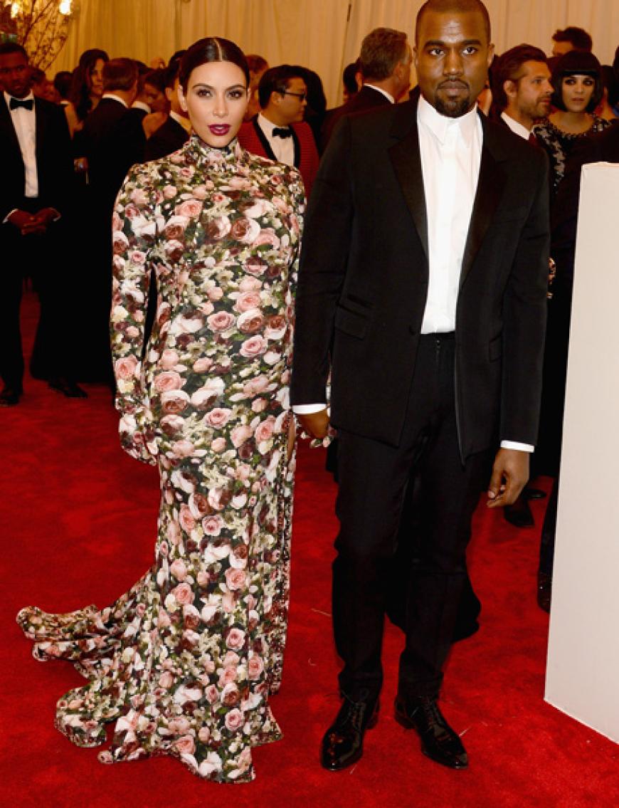 Tuschelthema Nummer 1: Hochschwanger zwängt sich Kim Kardashian in Designerkleidung. Dem werdenden Papa Kanye West gefällts offenbar ...