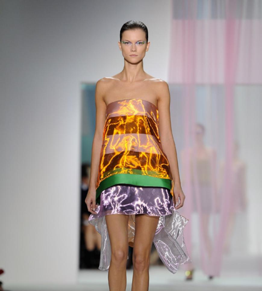Bei Christian Dior schwebten die Models in irrisierenden Chiffon-Kreationen über den Catwalk.