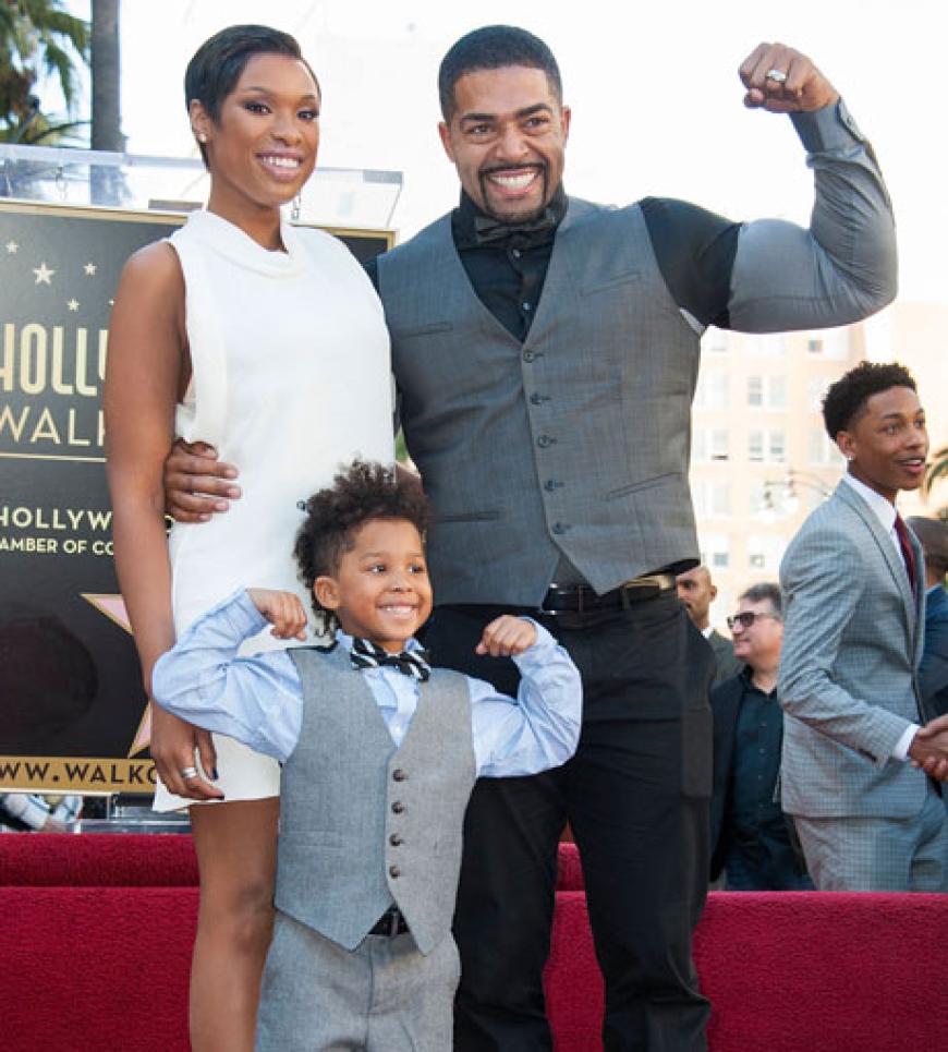 Familienausflug zu einem ganz besonderen Event: Am 13. November 2013 wurde Oscarpreisträgerin Jennifer Hudson mit einem Stern geerht. Ehemann David Otunga und Sohn David Jr. freuten sich mit ihr