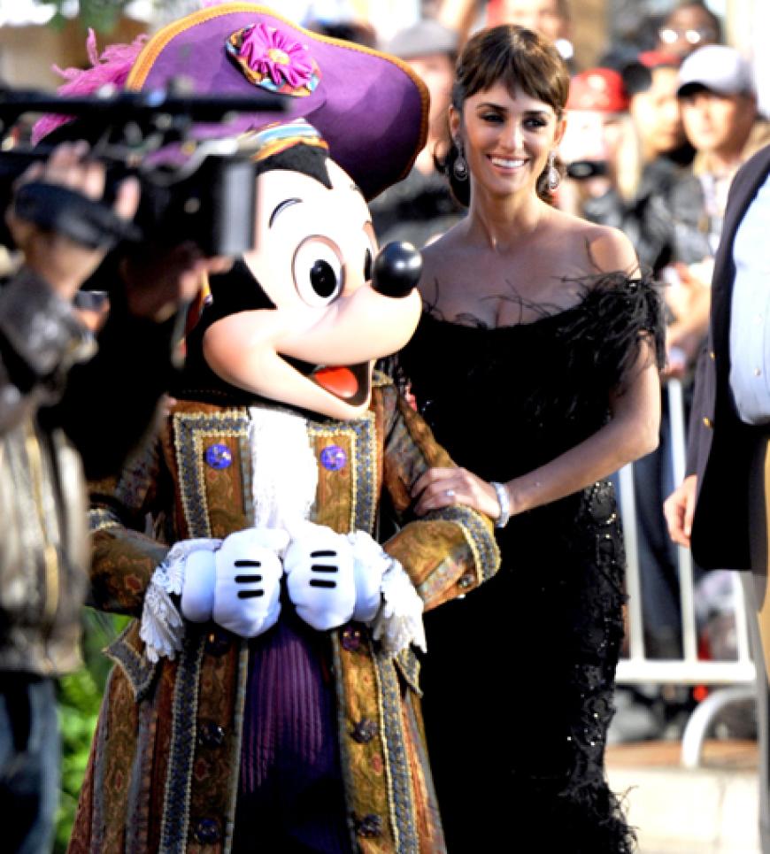 Penélope Cruz posiert neben Mickey Mouse