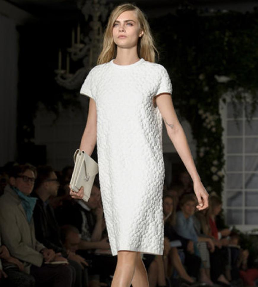 Hier läuft Cara für Mulberry