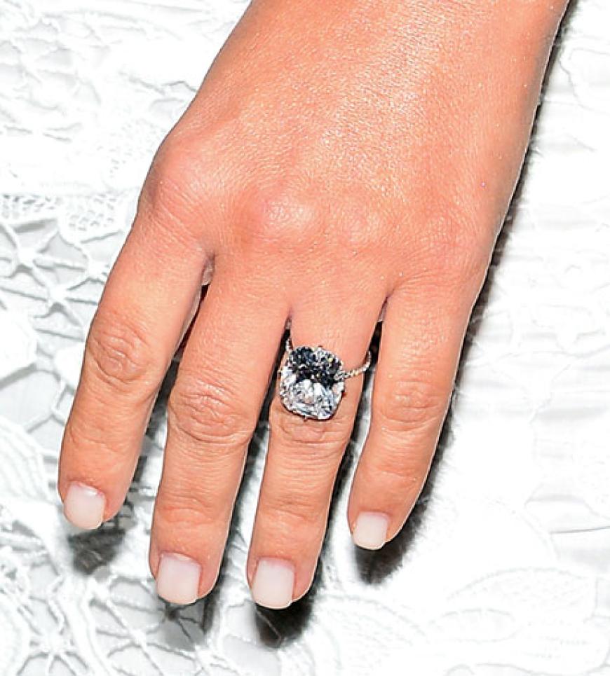 Was für ein Klunker! Diesen 15-karätigen Diamantring schenkte Kanye West seinem