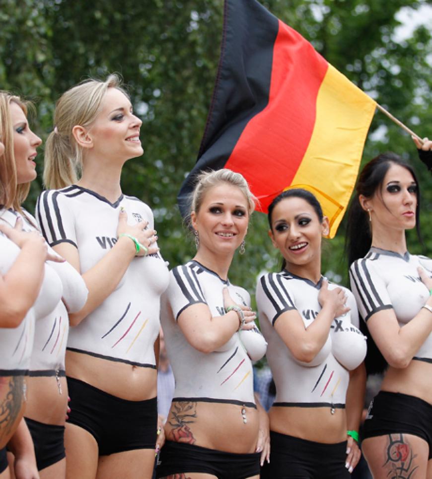 Trikot als Bodypainting: die Nationalhymne beim