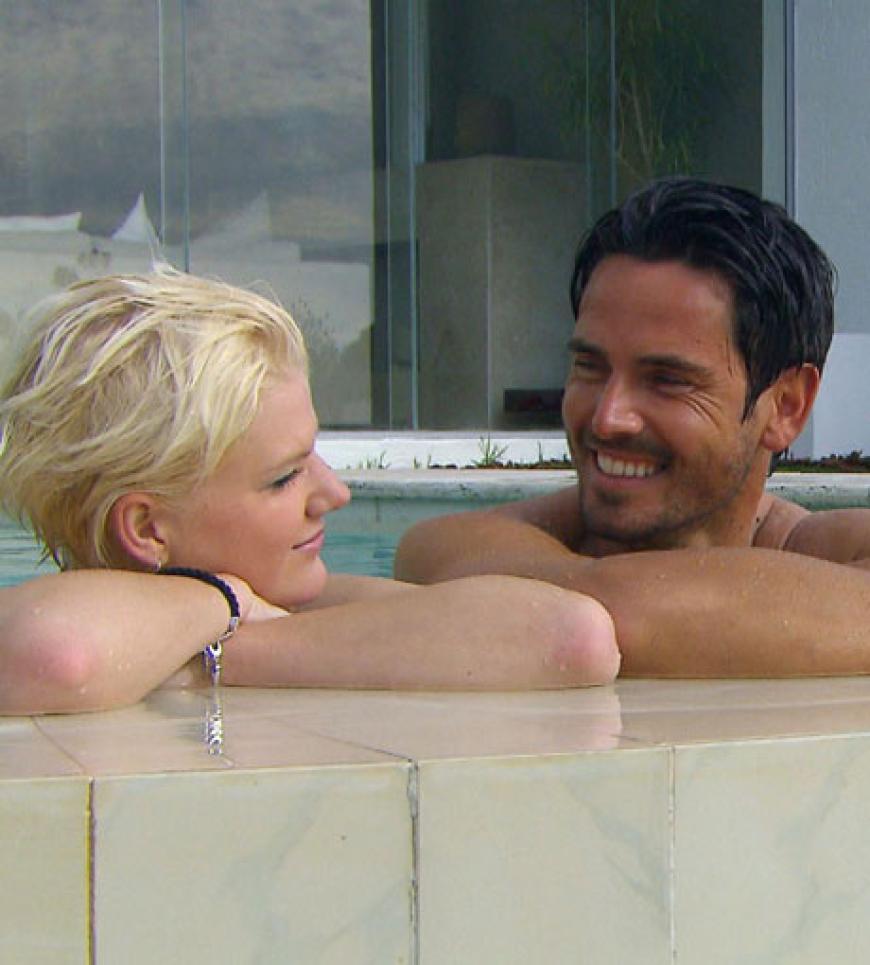 Ihr Date lassen die beiden bei einem Drink im Pool der Bachelor-Villa ausklingen