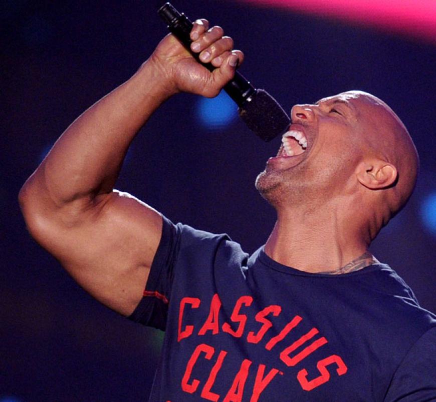 The Rock beim Versuch, das Mikrofon zu essen