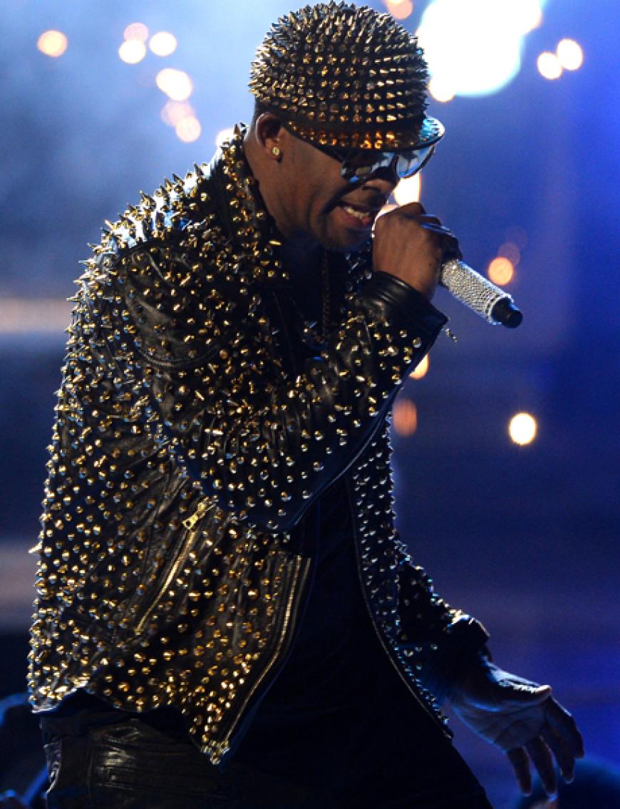 Erkennen Sie diesen Superstar? Unter dem Stachel-Outfit verbarg sich Superstar R. Kelly