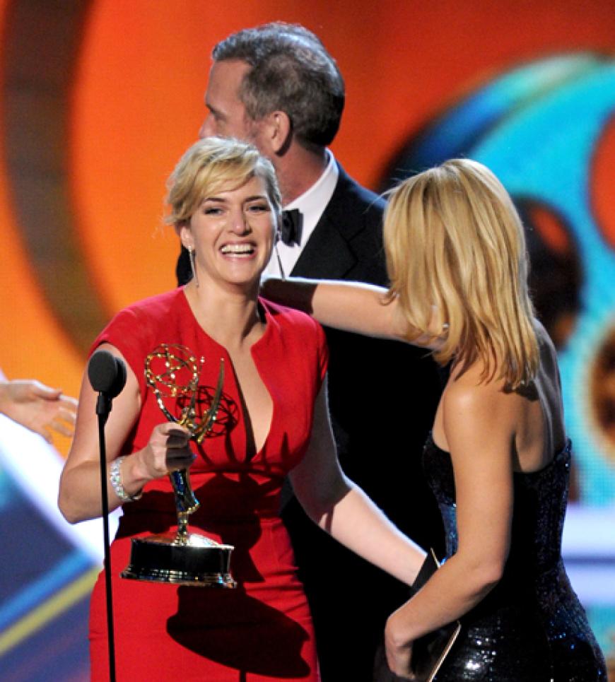 Claire Danes übergab Kate Winslet den Preis für ihre Rolle im TV-Mehrteiler