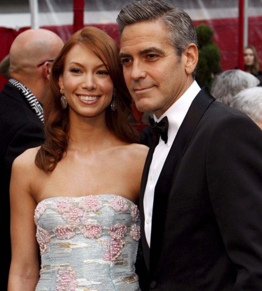 George Clooney und Sarah Larson waren von 2007-2008 ein Paar. Doch im Mai 2008 trennten sie sich nach etwa einem Jahr Beziehung