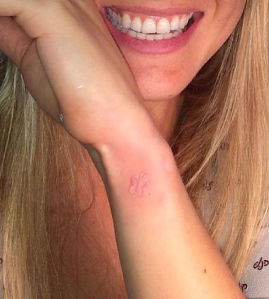 Sie hat es auch getan! Model Bar Refaeli zeigt stolz ihr erstes - und letztes - Tattoo: Ein Schmetterling. Das Besondere: es ist Weiß und somit total unauffällig. Süß!