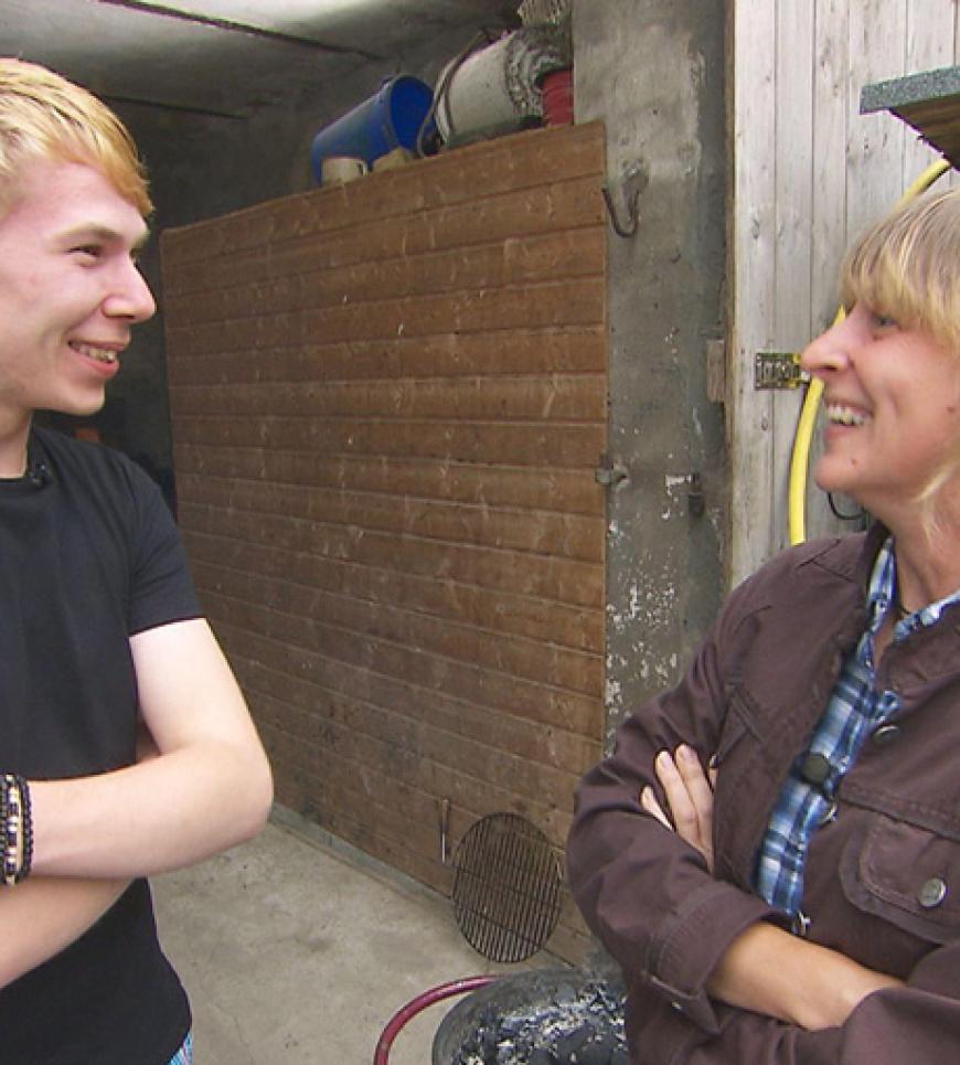 Dennys Schwester Heike fühlt Timo auf den Zahn und fragt, wie es läuft. Timo: âDer Denny hat ja schon einen Dickkopf!