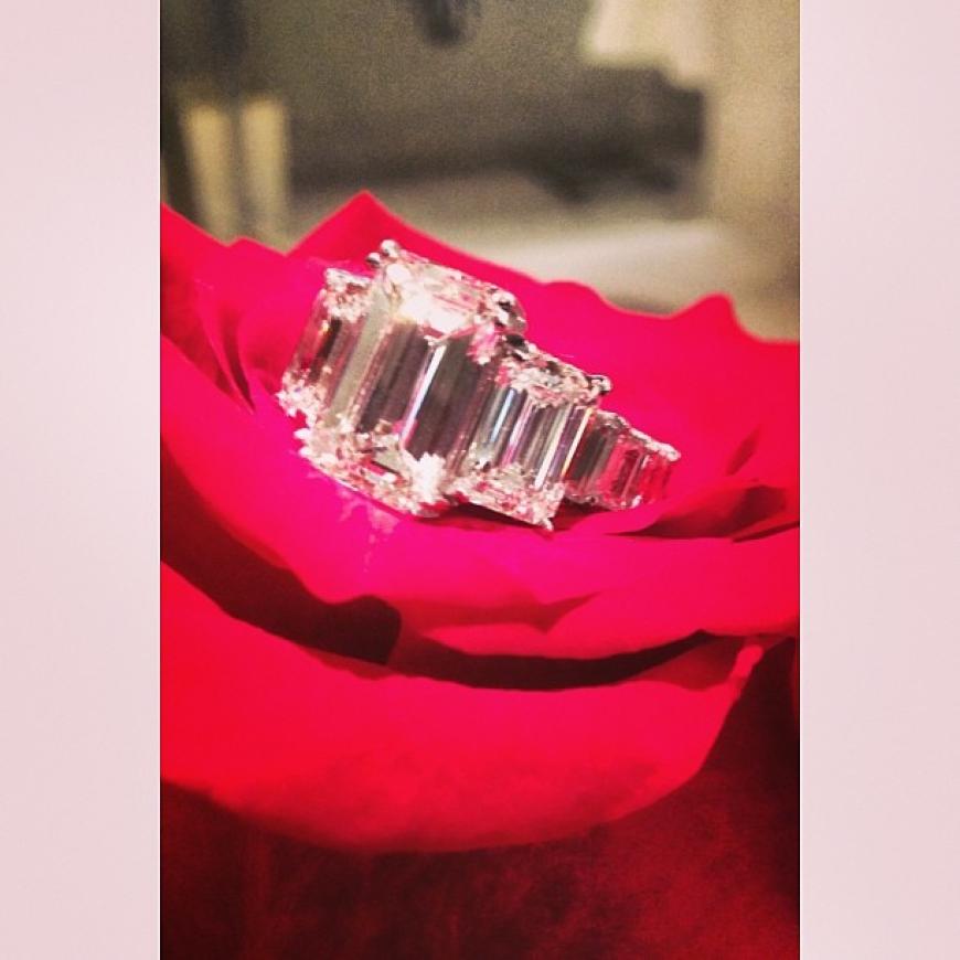 Wow, das ist ein Ring! Bei diesem Klunker handelt es sich um einen 15-Karat-Diamantring von Avianne & Co. im Wert von einer halben Million Dollar!