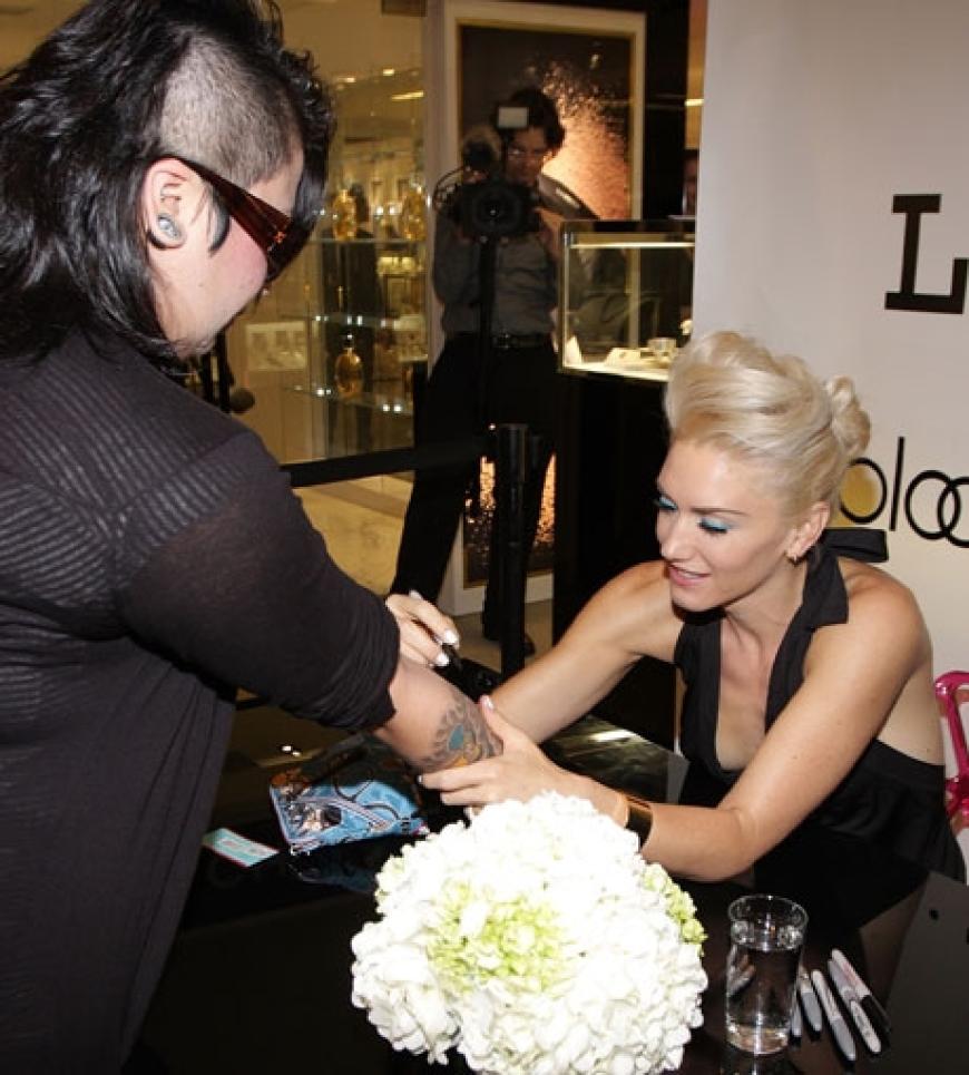 Gwen Stefani muss fleißig Autogramme geben