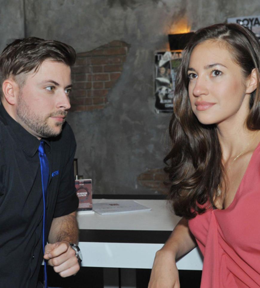 John (Felix von Jascheroff) und Elena Castillo (Elena Garcia Gerlach)
