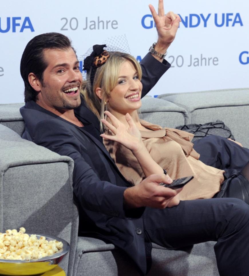 Ihre Serienkollegen Daniel Fehlow und Susan Sideropoulos machen es sich erstmal bequem