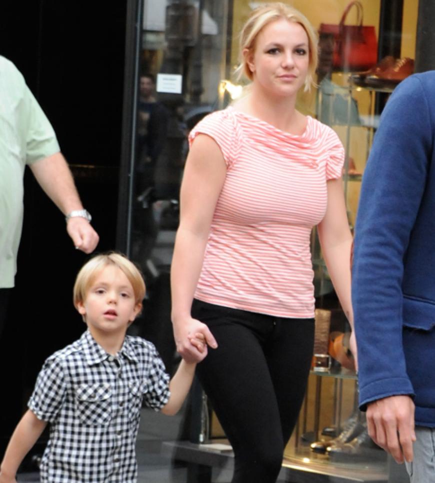 Familienausflug mit der berühmten Mama! Britney Spears macht während ihrer Europa-Tour auch Halt in Paris. Dort nutzte die Popsängerin die Gelegenheit, mit ihrer Familie shoppen zu gehen