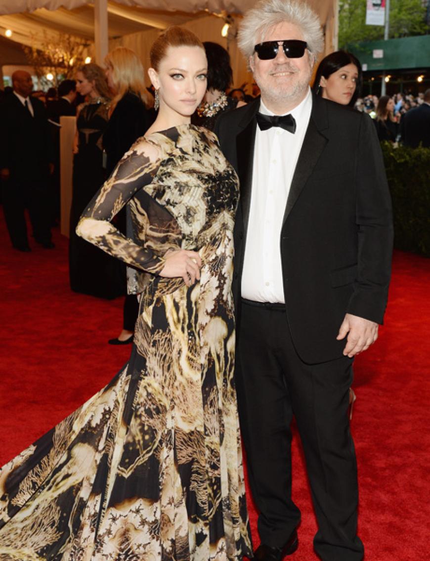 Filmregisseur Pedro Almodovar kam mit Schauspielerin Amanda Seyfried, die eine aufregende Robe von Givenchy Couture trut
